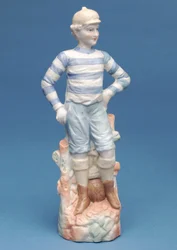 Bisquefigur af en drengefodboldspiller i blå- og hvidstribet sæt, ca. 1890