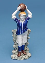 Bisque figur af en fodboldspiller, der kaster bolden ind (keramik)