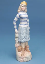 Bisquefigur af en pigefodboldspiller i blå- og hvidstribet sæt, ca. 1890