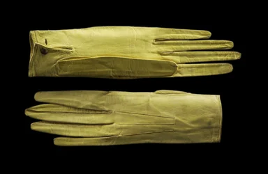 Lyse gule håndledslange handsker. ca. 1820 (læder med børneskind)