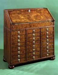 Bureau med mange små skuffer og knoldfødder, ca.1710 (valnød)