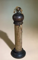 Søjlesolur malet med en figur af St. Christopher (træ)