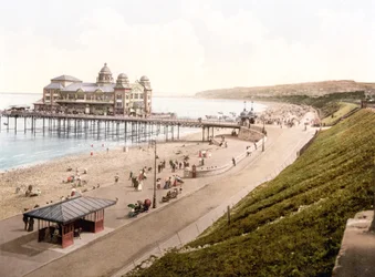 Colwyn Bay Promenade, fra stationen (håndfarvet foto)