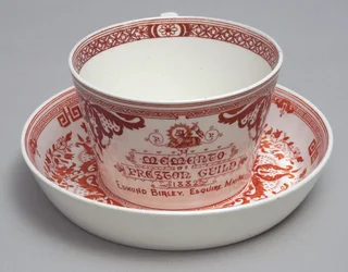 Minde om tekop og underkop læser A Memento of Preston Guild 1882, Minton, England, ca. 1882 (lertøj)