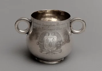 Kop med stor mave og tyk støbt kantbund og et par okseøjehåndtag, 1675 (sølv)