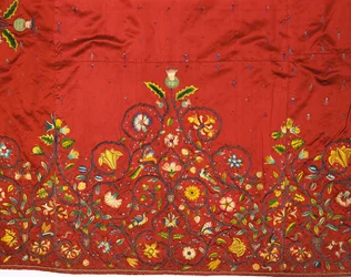 Detalje af en vigtig nederdel eller underkjole af karmosinrød silke, der siges at være blevet broderet af Mary, dronning af Skotten for dronning Elizabeth I, mens hun var fanget i Hardwick