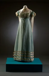Andeæggeblå aftenkjole med creme ærmer, vist her med perlesmykker, ca. 1819 (silke & blonder)