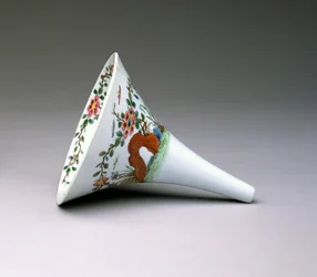 Famille Rose Wine Funnel, Worcester Porcelæn, 1753-55 (emaljeret porcelæn)