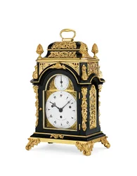 George III ormolu-monteret eboniseret slående og musikalsk otte-dages bordur af lille størrelse, ca. 1765 (ormolu & eboniseret trækasse)