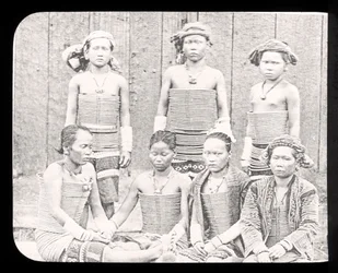 Magic Lantern Slide, der viser kvinder fra havets Dyas-stamme, Borneo ca. 1900