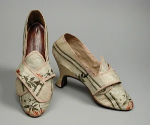 Et par kvindesko, ca. 1780 (brokadet silketaft, læder, hør)