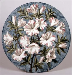 Tallerken malet af Edith Cowper for Howell og James med azalea, udstillet på Paris-udstillingen