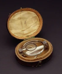 Foldeteleskop med lomme i original etui (se 205944)