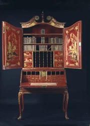 Queen Anne-bureauskab, tidligt 18. århundrede (lak)