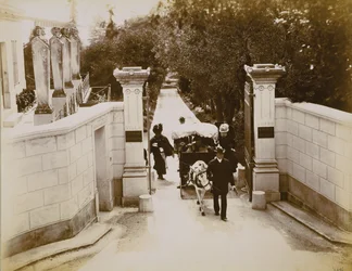 Dronning Victoria (1819-1901) ved porten til Villa Liserb, Sydfrankrig