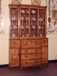 Sekretærbogreol med indlagt og malet dekoration, 1790 (satin træ)