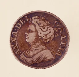 Sølv engelsk Groschen, regeringstid af dronning Anne Stuart (Anne af Storbritannien) (1665-1714) 1712. Diam. 2,5 cm Napoli, museo archeologico