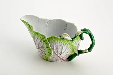 Staffordshire sauceboat dannet af støbte blade og kvisthåndtag, ca. 1749-60 (porcelæn)