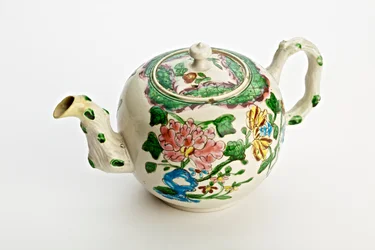 Staffordshire tekande dekoreret med krysantemum, 1760 (saltglaseret lertøj)