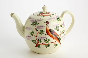 Staffordshire tekande dekoreret med eksotisk fugl og bygning blandt træer, ca. 1765-75 (creamware)