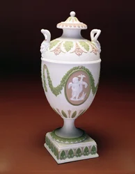 Tre farver Jaspis urneformet vase, model af putti figuren af John Flaxman. Wedgwood ca. 1780 (keramik)