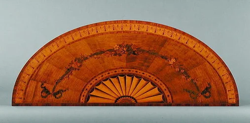 Top af et Demi-Lune bord, ca. 1775 (indlagt haretræ og satintræ) (se også 222396)