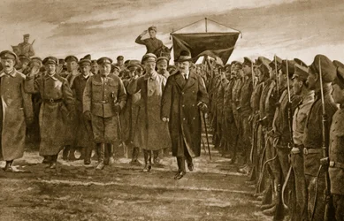 Trotskij, Ruslands bolsjevismekommissær for krig, inspicerede et regiment af Letts, som dannede eliten i Den Røde Hær, 1914-19
