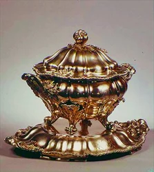 Terrin, melonformet, med granatæblefinal, påsat gadroneret kant og bladformede håndtag, af Garrards, London, 1847 (sølv)
