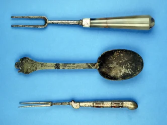 To gafler og en ske, 1600-tallet (uædle metal og agat)
