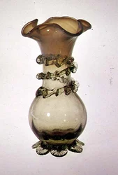 Vase med påsat og knibet dekoration, slutningen af 1800-tallet (vaselineglas)