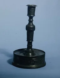 William Grainger lysestage med reliefstøbt dekoration, dateret 1616 (tin)