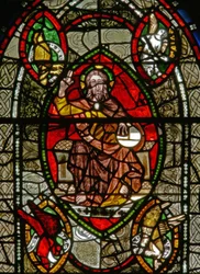 Vindue S, der viser Kristus i Majestæt omgivet af evangelistsymboler