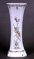 Worcester vase med udspændt form malet i Kakiemon-farver, ca. 1750 (keramik)