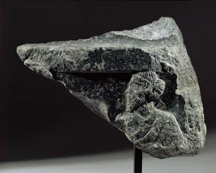 Fragment af en vase med et relief af en bærer Fra Susa, Iran, akkadisk periode ...