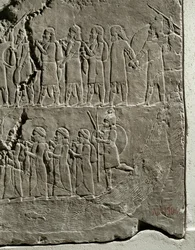 Kong Ashurbanipals felttog mod Elam Soldater fører fanger langs bredden af floden Tigris ...