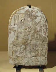 Farao Ramses II slår fanger. Stele dedikeret ...