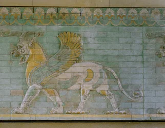 Bevinget tyr, farvede glaserede fliser, fra paladset i Susa, Iran ...