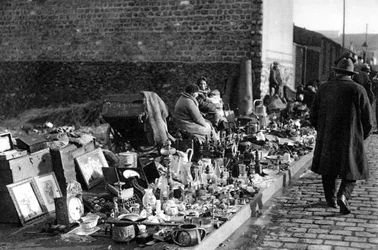 En udstilling af varer på loppemarkedet, Paris, 1931