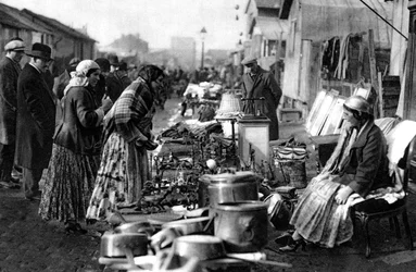 En udsigt over loppemarkedet ved indgangen til St Ouen, Paris, 1931
