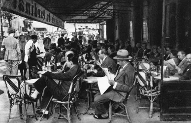 Folk på en fortovscafé, Paris, 1931.
