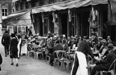 Folk på en velkendt parisisk fortovscafé, 1931
