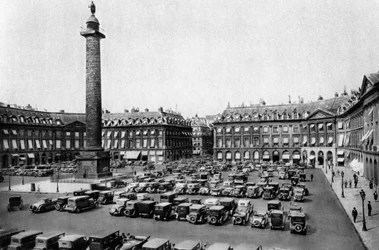 Place Vendome og søjlen rejst til Napoleons sejre, Paris, 1931