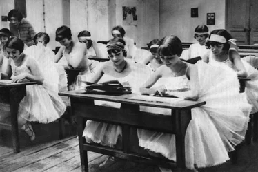 Skole for unge dansende piger ved Operaen, Paris, 1931.