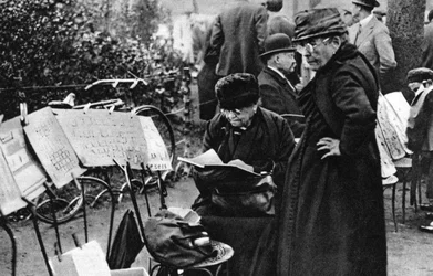 Frimærkesælgere på Champs Elysees, Paris, 1931.