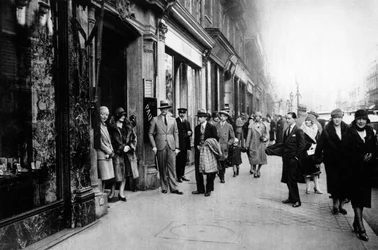 Venter på, at syersker forlader arbejdet, Paris, 1931.