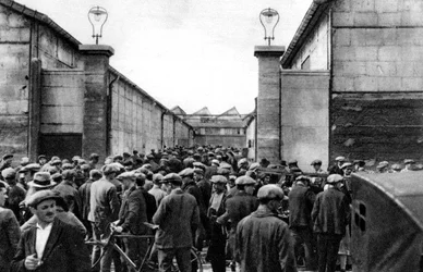 Arbejdere ved indgangen til en Billancourt-fabrik, Paris, 1931.