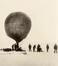 Et billede af ballonen af ko-tarm, der fyldes med brint på isen. Fra et album af Sir Ernest Henry Shackleton med titlen Den nationale antarktiske ekspedition (1901-1903)