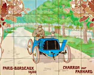 Charron kører i en Panhard-bil i løbet Paris-Bordeaux i 1900: keramiske fliser fremstillet af Gilardoni Fils et Cie i Paris, efter en tegning af Ernest Montaut (1878-1909).