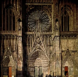 Gotisk kunst: udsigt fra en af portalerne Cathedrale Notre Dame de Strasbourg, bygget i det 13. århundrede af Erwin von Steinbach. (Nederrhinen)
