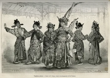 Tragedier fra et Pekinesisk teater, med speciale i historiske og mytologiske dramaer. Gravering efter tegningen af E. Ronjat, til illustration af rejsen til Pekin og Nordkina, af T.Choutze, i 1873, udgivet i "" Le tour du monde""" 1876, redigeret af Ed